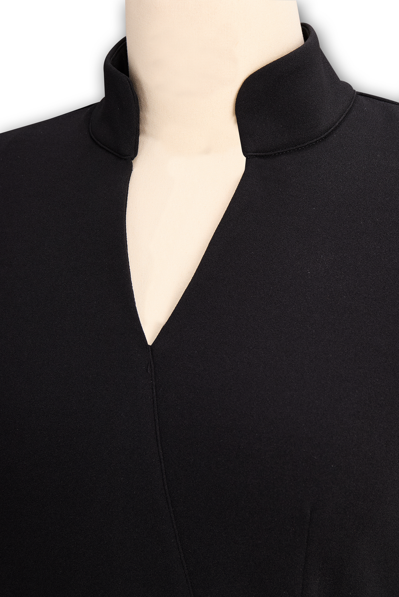 Vestido negro refinado con cinturón y cuello mandarín