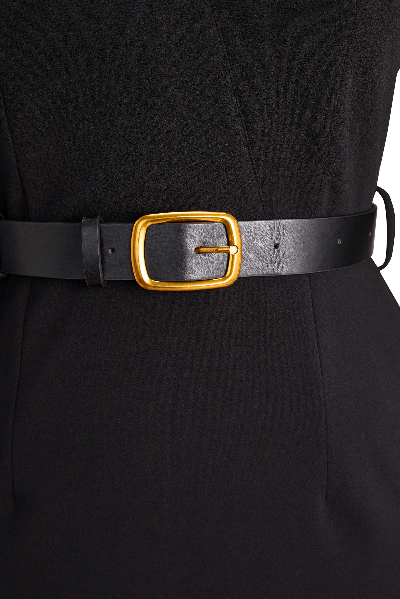 Vestido negro refinado con cinturón y cuello mandarín