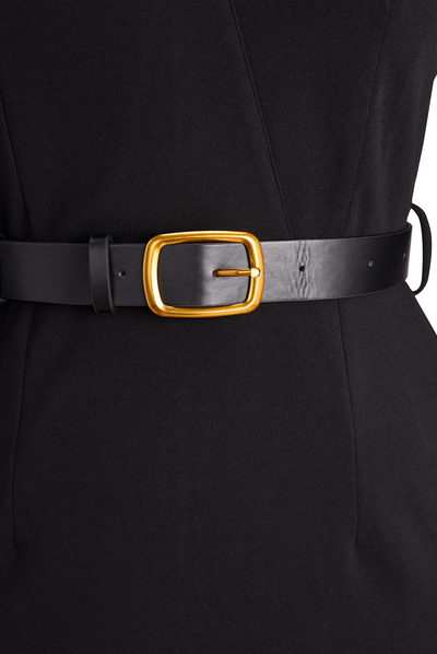Vestido negro refinado con cinturón y cuello mandarín