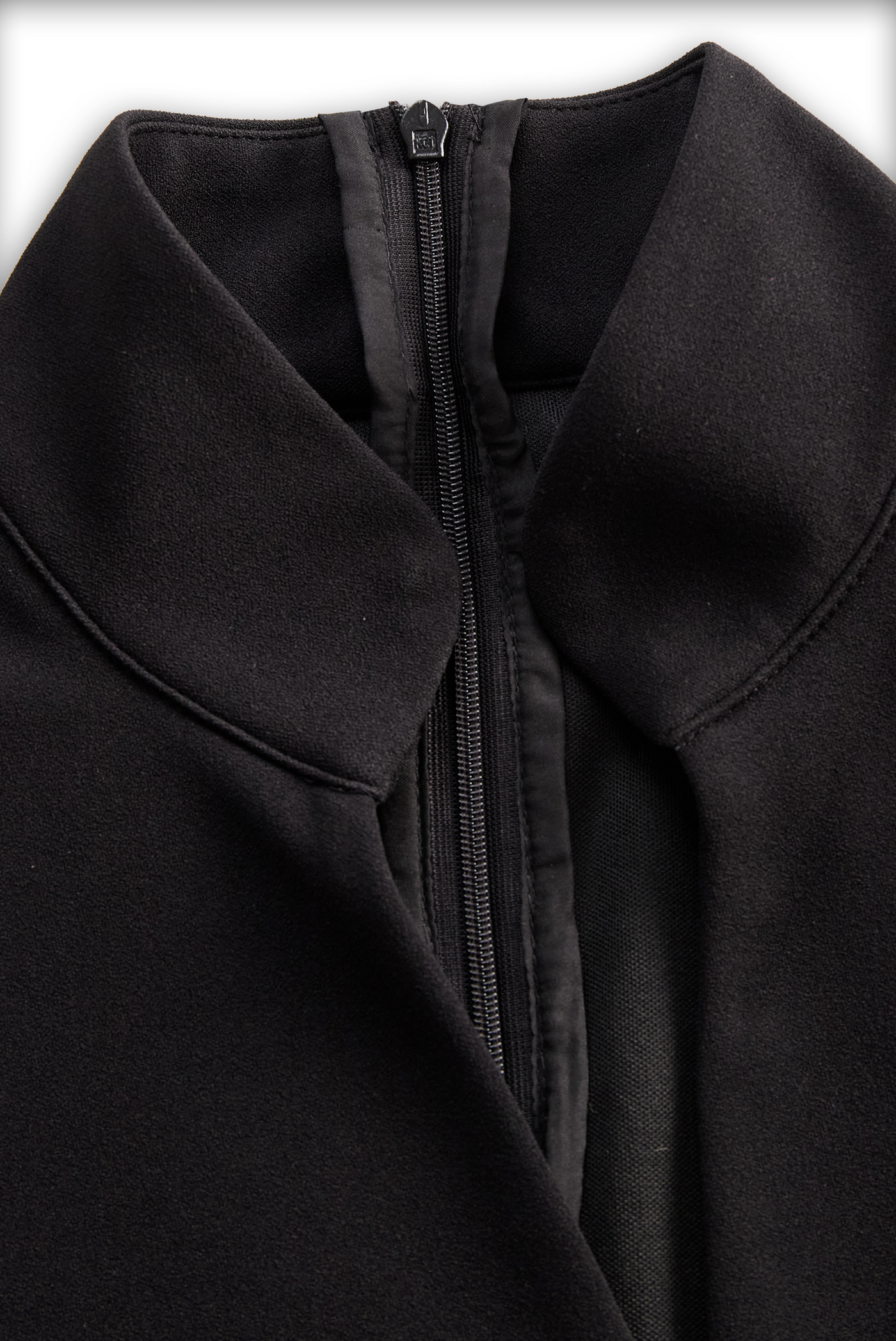 Vestido negro refinado con cinturón y cuello mandarín