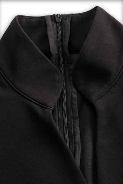 Vestido negro refinado con cinturón y cuello mandarín