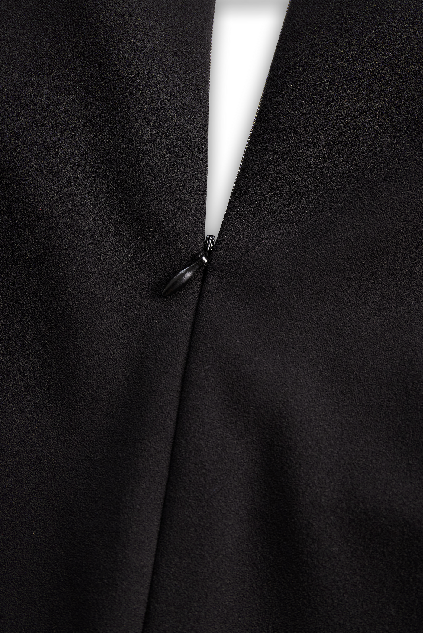 Vestido negro refinado con cinturón y cuello mandarín