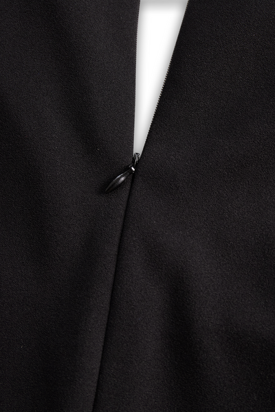 Vestido negro refinado con cinturón y cuello mandarín