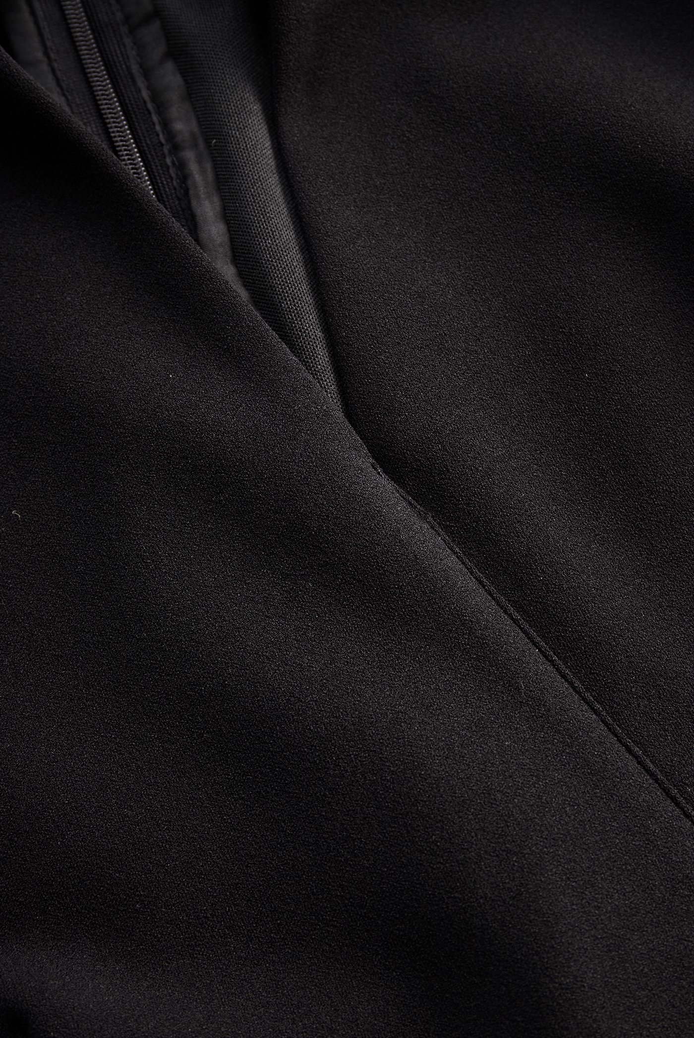 Vestido negro refinado con cinturón y cuello mandarín