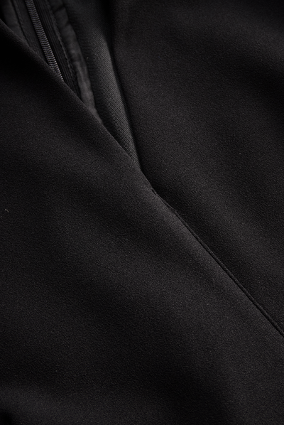 Vestido negro refinado con cinturón y cuello mandarín