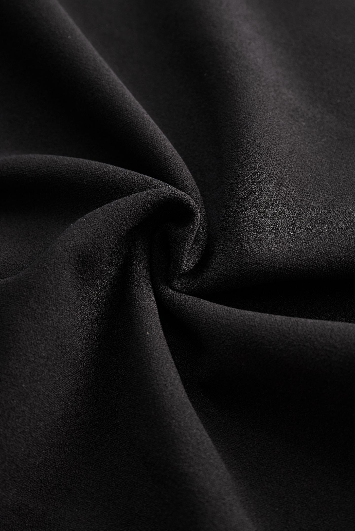 Vestido negro refinado con cinturón y cuello mandarín