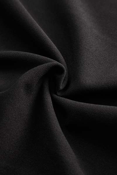 Vestido negro refinado con cinturón y cuello mandarín