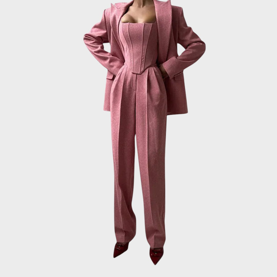 Karolina - Moćan i sofisticiran komplet